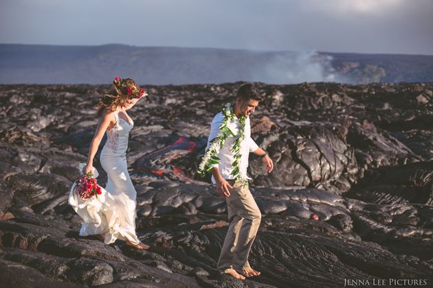 Pasangan Pengantin Ekstrim Ini Berfoto Di Atas Gunung Berapi