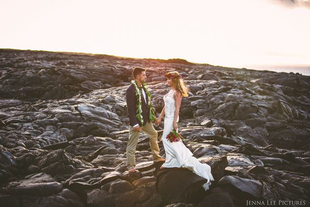 Pasangan Pengantin Ekstrim Ini Berfoto Di Atas Gunung Berapi