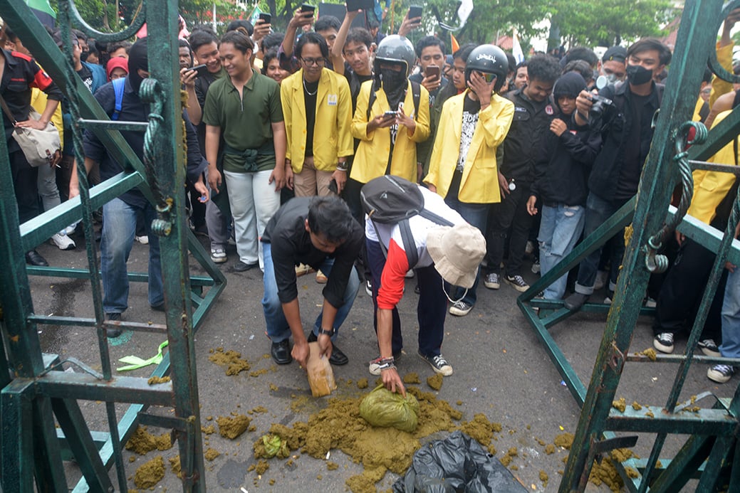 Demo Indonesia Gelap, Mahasiswa Semarang Lempar Kotoran Sapi dan Duduki DPRD Jateng