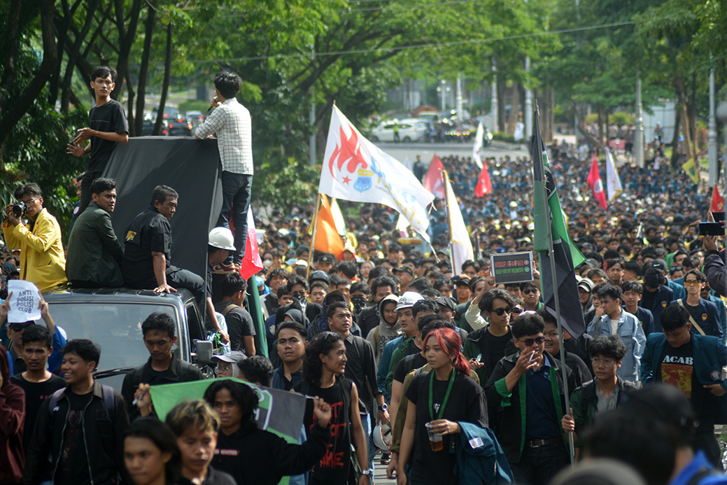 Demo Indonesia Gelap, Mahasiswa Semarang Lempar Kotoran Sapi dan Duduki DPRD Jateng