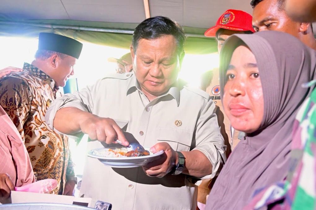momen-prabowo-cicipi-masakan-dapur-umum-di-posko-korban-banjir-bireuen-aceh