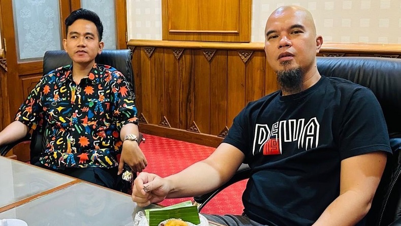 Kampanye di Surabaya, Ahmad Dhani Bahas Penyebab Indonesia Kurang Bisa Maju