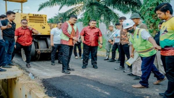 Bobby Nasution Emosi Kualitas Pengaspalan Jalan Rp1,5 Miliar Dalam Kondisi Meleot