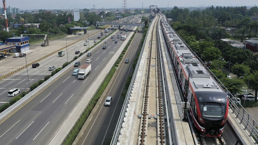 masuk-fase-uji-coba-dua-kereta-lrt-jabodebek-kembali-tiba-di-cibubur