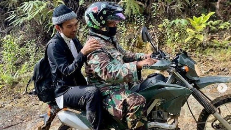 ustaz-abdul-somad-dibonceng-babinsa-tempuh-jalan-ekstrem-berjam-jam