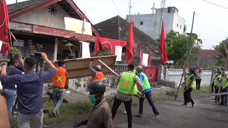 Eksekusi Rumah Berbendera PDIP Ricuh, Petugas Disiram Kotoran Manusia