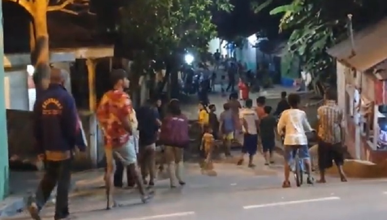 pecah-tawuran-remaja-di-medan-2-kubu-saling-lempar-botol-dan-kaca