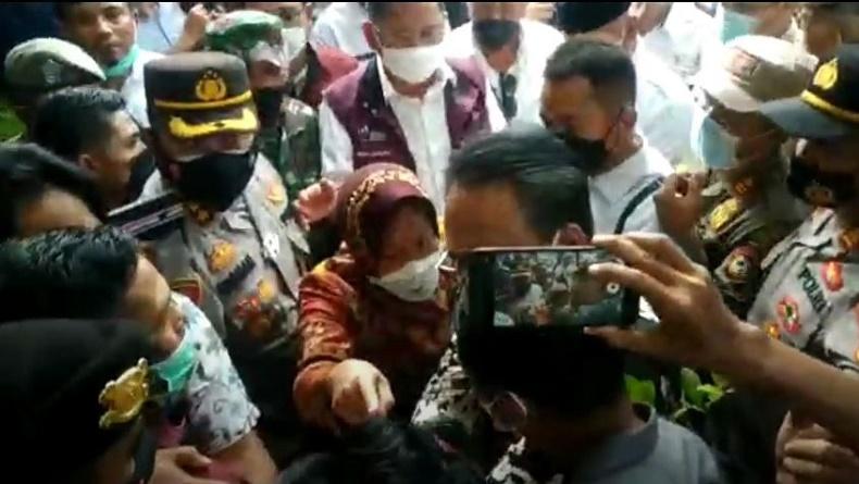 Risma dan Mahasiswa Debat Sengit soal Bansos di Lombok