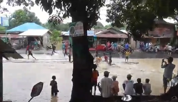 Remaja Medan Tawuran di Tengah Kepungan Banjir