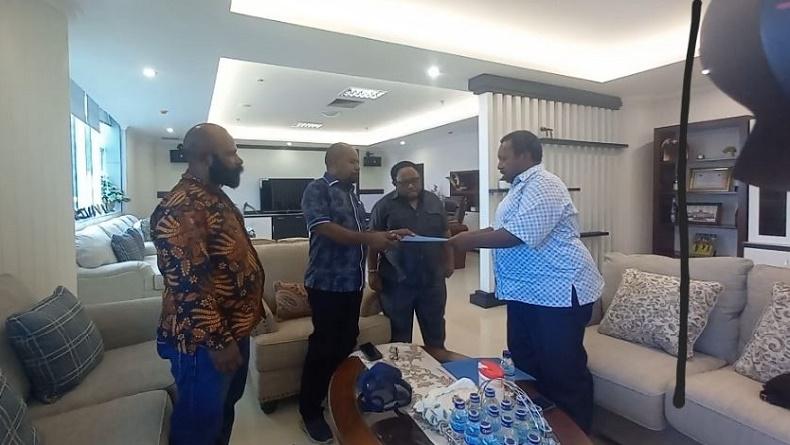 Keluarga Lukas Enembe Bawa Surat ke DPR Papua, Begini Isi Pengaduannya