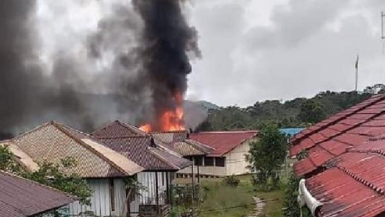 KKB Bakar SMK Dibarengi Penembakan Pesawat Ikairos PK- HVV Di Oksibil