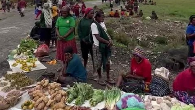 Mama-Mama di Intan Jaya Marah Diadang KKB Tak Boleh Berjualan ke Pasar