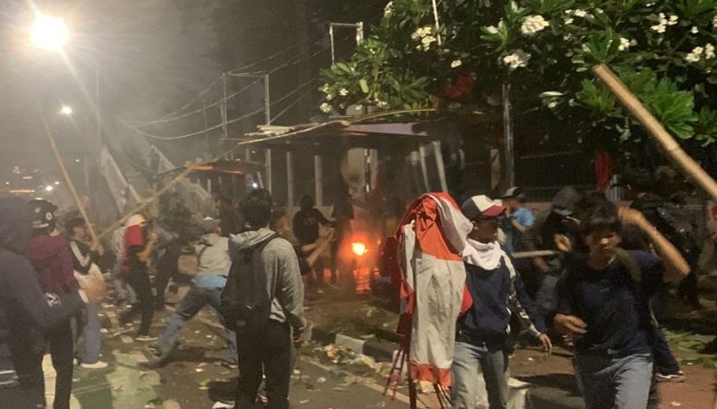 Demonstran di Depan Gedung DPR Malam Ini, Puluhan Pelajar SMA Hancurkan Halte