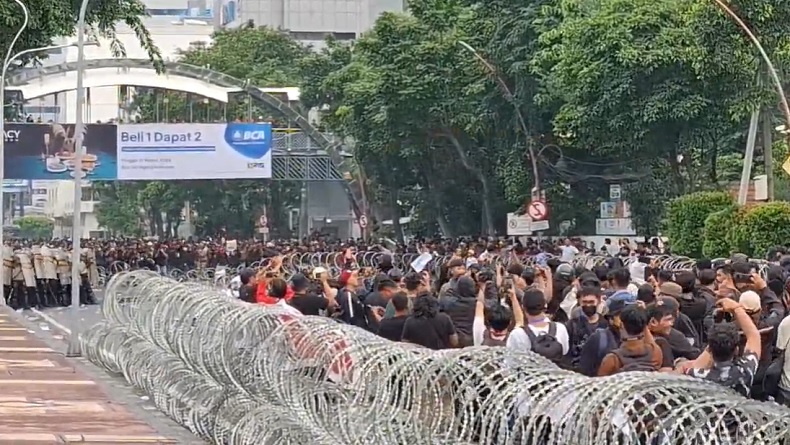 Tuntutan Demo Tolak UU TNI Surabaya: Tarik Militer dari Papua