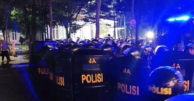 Peringatan May Day di Bandung Rusuh, Massa Hitam Bakar Pos Polisi dan Fasilitas Umum