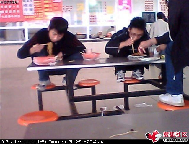 intip PELAJAR CHINA lagi makan di KANTIN SEKOLAH ... kacau benerr