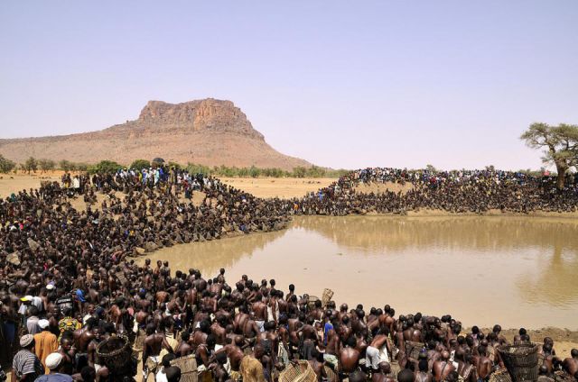 Woow ...RITUAL ANEH SUKU DI AFRIKA MENANGKAP IKAN &#91;DLM SEKEJAP IKAN DI DANAU LUDES&#93;