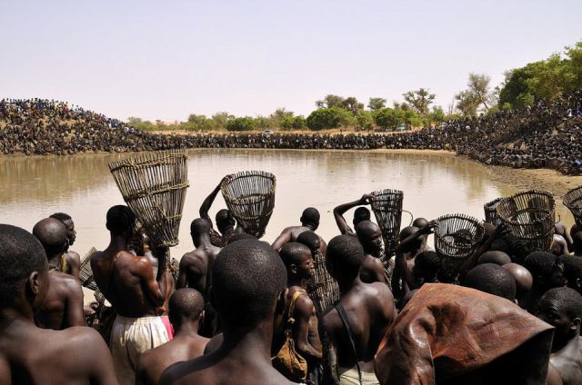 Woow ...RITUAL ANEH SUKU DI AFRIKA MENANGKAP IKAN &#91;DLM SEKEJAP IKAN DI DANAU LUDES&#93;