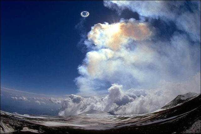 Foto Awan Berbentuk Cincin Di Atas Gunung Merapi
