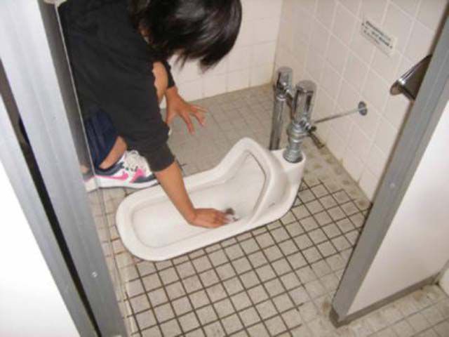 Percayakah agan, jika Anak-anak SMA JEPANG harus membersihkan WC sekolah tiap minggu.
