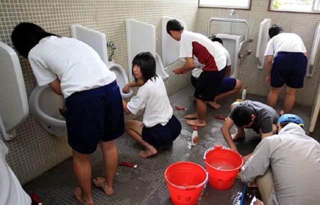 Percayakah agan, jika Anak-anak SMA JEPANG harus membersihkan WC sekolah tiap minggu.