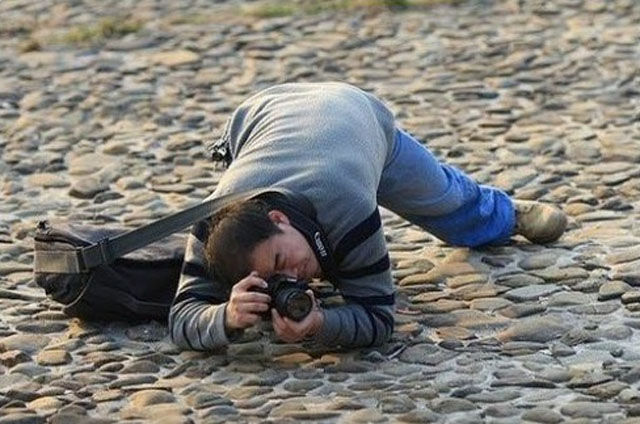 FOTO TERANEH CARA ORANG MEGANG KAMERA