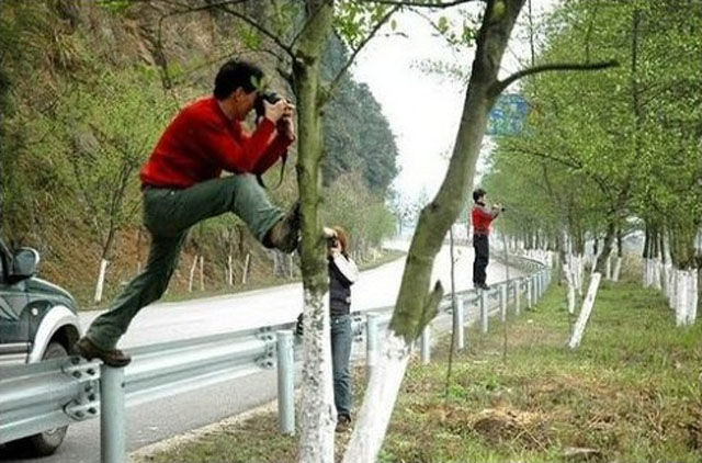 FOTO TERANEH CARA ORANG MEGANG KAMERA