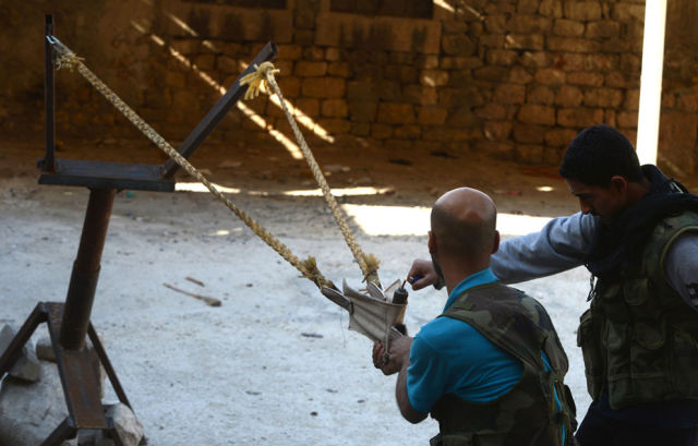 Keren : Foto-foto Mujahidin Suriah Membuat Senjata