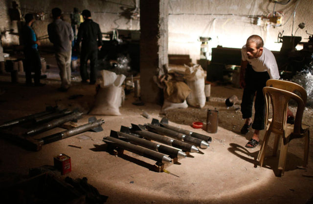 Keren : Foto-foto Mujahidin Suriah Membuat Senjata