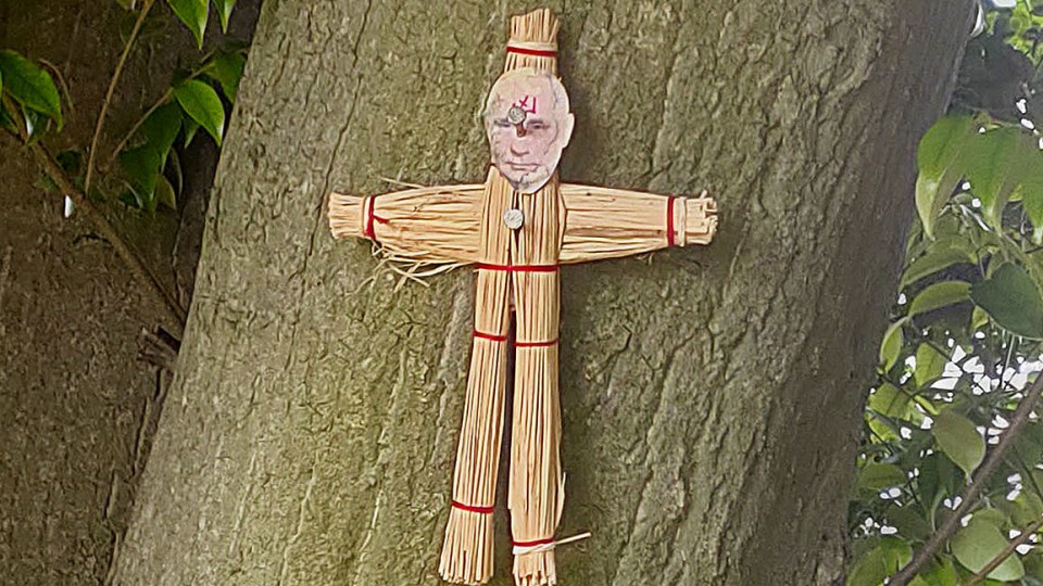 boneka-jerami-putin-dipaku-di-pohon-kuil-suci-pria-jepang-diciduk-polisi