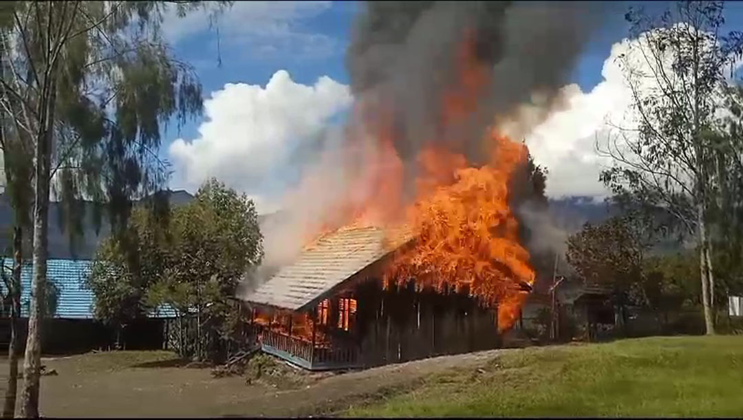 kkb-sebar-video-hoaks-tni-polri-bom-puskesmas-dan-rumah-di-papua