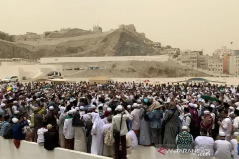 HOAX Habib Rizieq Pimpin Doa Pemakaman Mbah Moen Di Makkah. Ini Faktanya