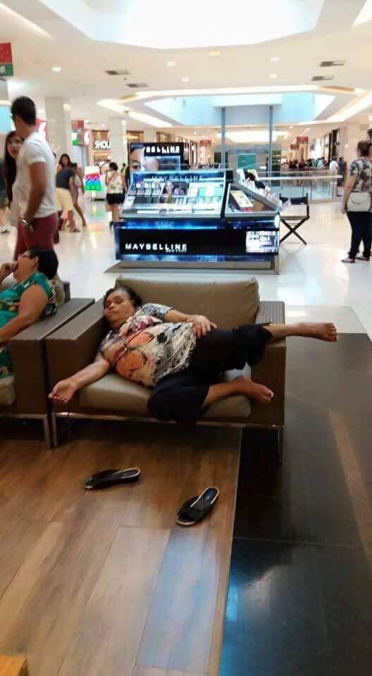 17 Foto Editan Emak-emak Ketiduran Di Mall Ini Bikin Ngakak Guling-guling