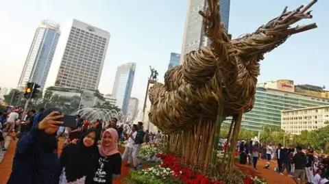 Anies Sebut Dana Getah Getih IDR 550 Juta, Seniman Bilang IDR 300 Juta, Siapa Benar?