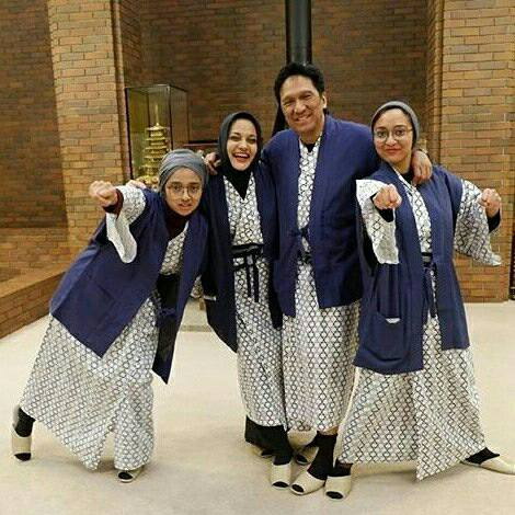 Daftar Selebriti Cantik, Pintar & Sholeha