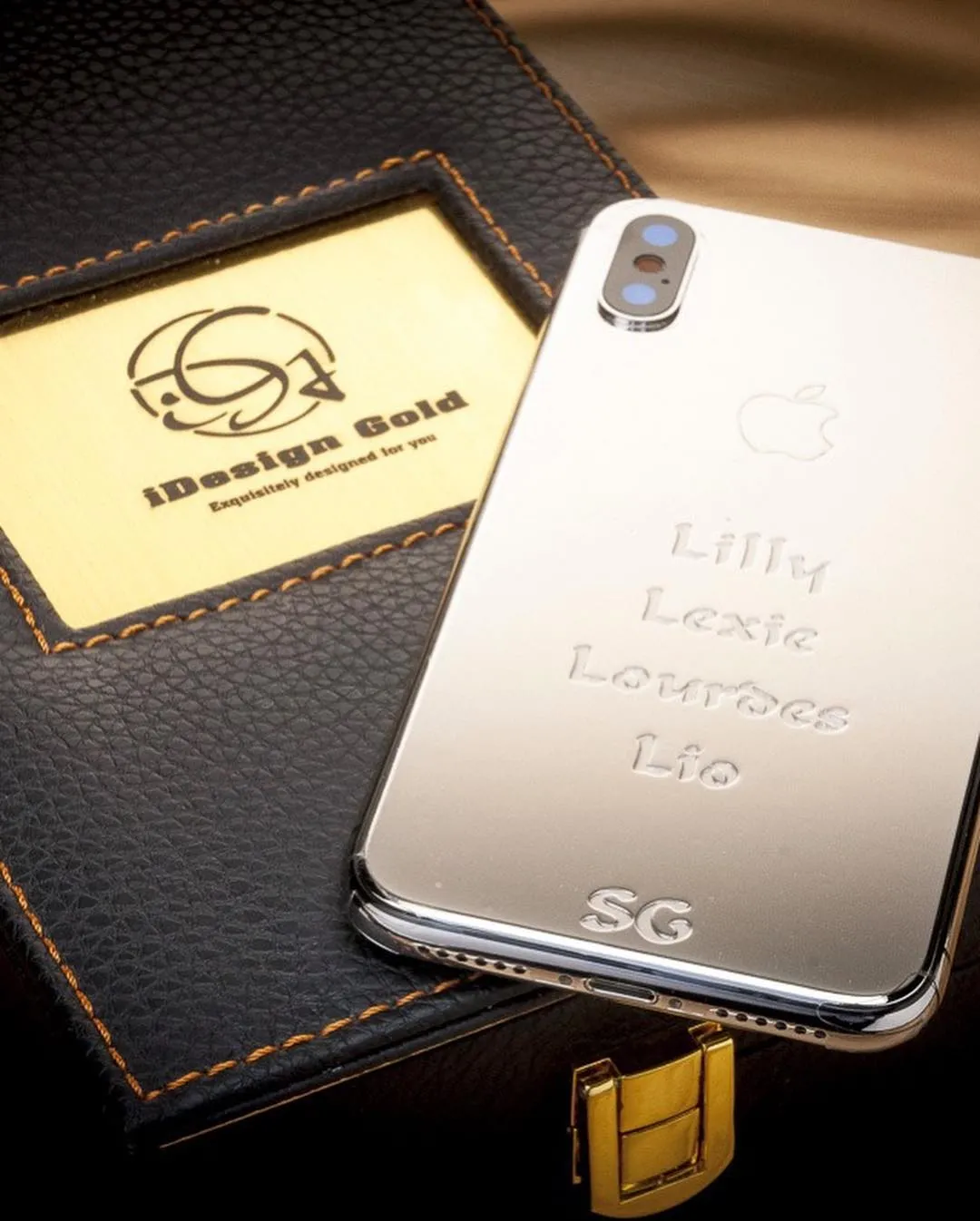 Pemain Liverpool Diberi Hadiah Casing iPhone X Berlapis Emas 24 Karat