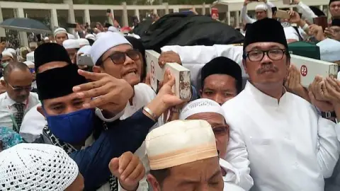 Kebetulan ataukah didesain, Yang Habib Rizieq Lakukan Saat Pemakaman Mbah Moen