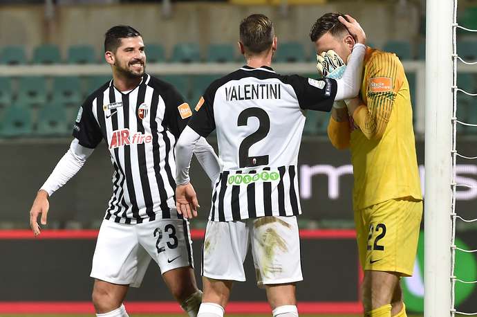 Lucu, Kiper Ascoli Melakukan Blunder Dengan Mendrible Bola Ke Gawang Sendiri