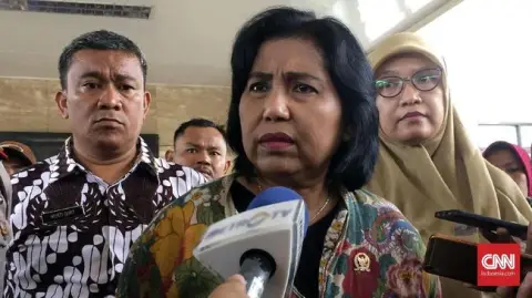 Rocky Gerung: Jika Anies-Ahok Dicalonkan Di 2024, Bullying Bisa Berhenti