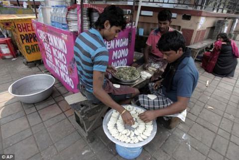 10 Foto ini Perlihatkan Bagaimana Orang India bikin Jajanan, mau coba?