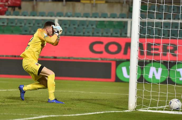 Lucu, Kiper Ascoli Melakukan Blunder Dengan Mendrible Bola Ke Gawang Sendiri