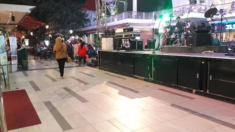 Heboh seorang Wanita Telanjang Dada Di Mal Bekasi