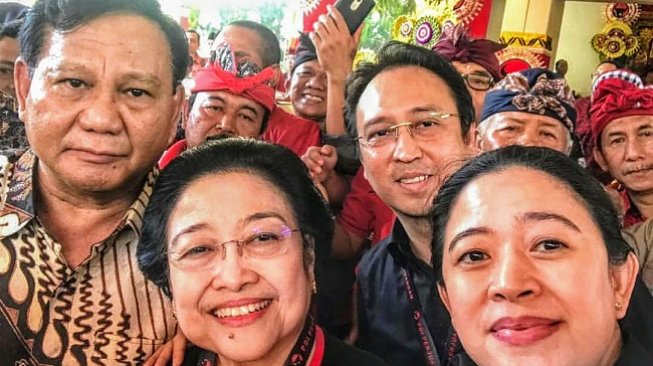 Uang dan Nyawa Sudah Melayang, Ferdinand Sindir Kedekatan Prabowo dan Megawati