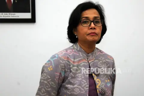 Tiba Tiba, Pengamen Ini Tuntut Menkeu Sri Mulyani 750 Juta. Ada Apakah Gerangan ?