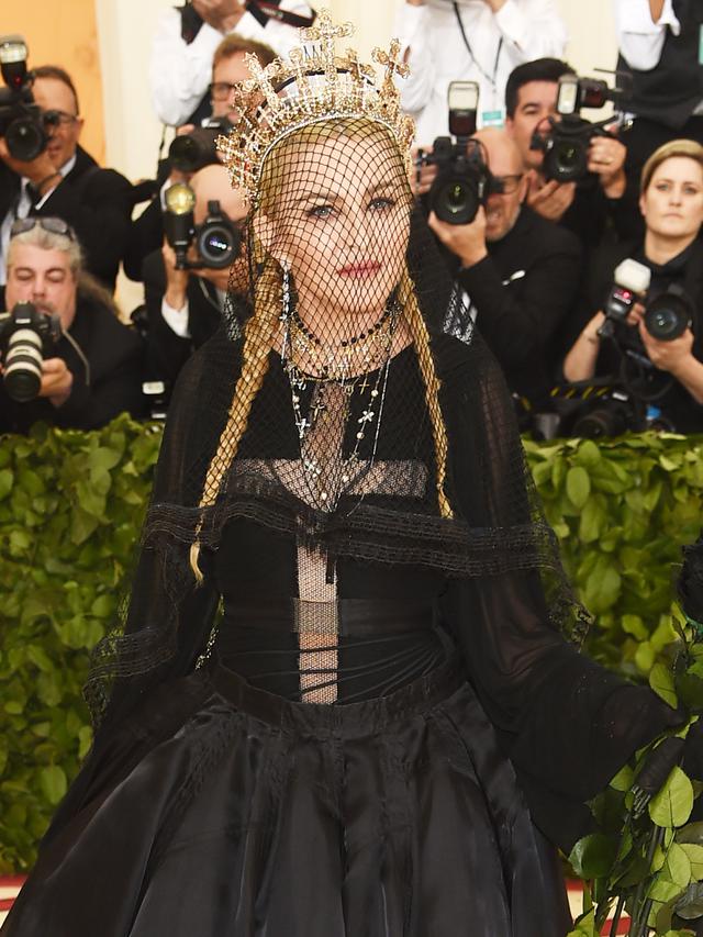 Madona Pakai Rancangan Desainer Indonesia Di Met Gala 2018 Dipuji Berkostum Terbaik