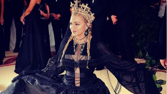 Madona Pakai Rancangan Desainer Indonesia Di Met Gala 2018 Dipuji Berkostum Terbaik