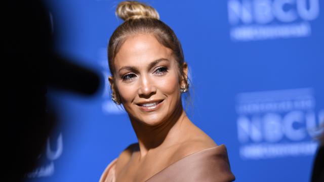 jennifer-lopez-pakai-busana-desainer-indonesia