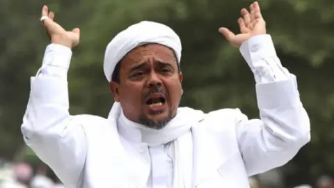 Jokowi-Prabowo Hangat Bertemu, PA 212 Sontak Angkat Kaki?