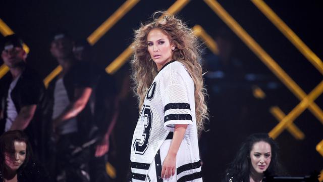 Jennifer Lopez Pakai Busana Desainer Indonesia