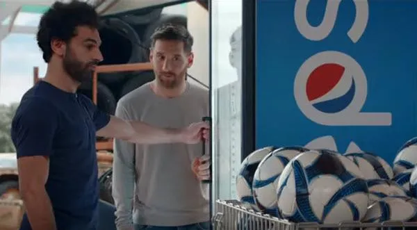 Lionel Messi Adu Skill Dengan Mohamed Salah Dan Rebutan Sekaleng Pepsi